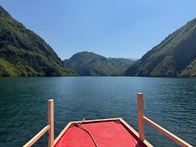 Kayaks on the turquoise water of the Shala River
